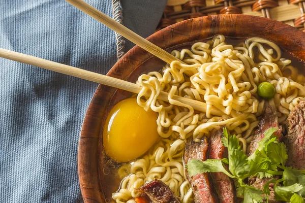 Ramen de boeuf asiatique — Photo