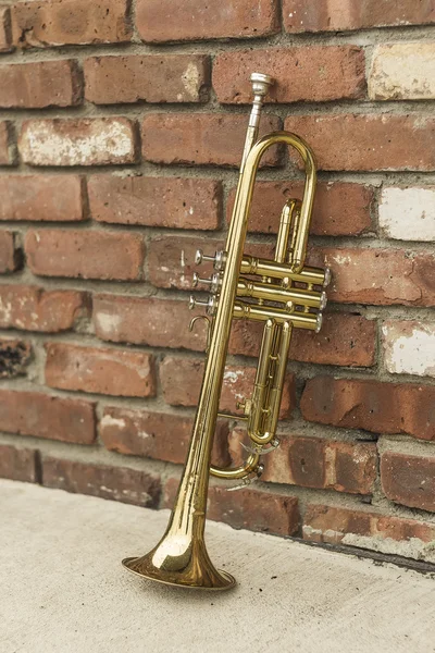 Velho trompete parede de tijolo — Fotografia de Stock