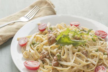 Fettuccine Alfredo zemin sosis ile