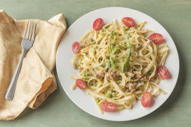 Fettuccine Alfredo zemin sosis ile