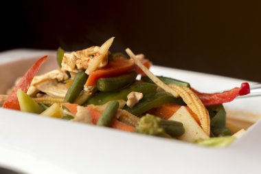 Tayland kırmızı körili tavuğu