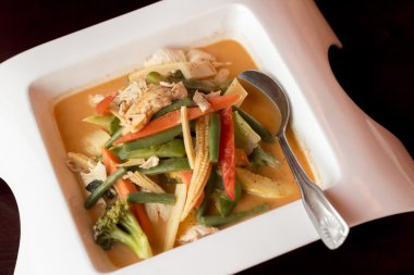 Tayland kırmızı körili tavuğu