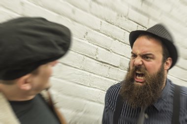 Deli diye bağıran sakallı adam