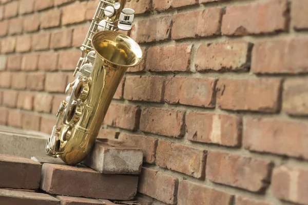 Parede de tijolo saxofone — Fotografia de Stock