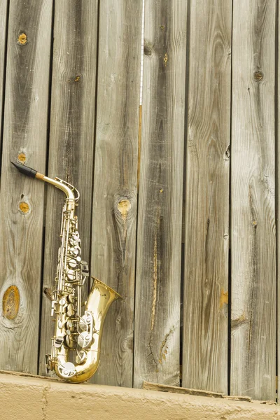 Saxofoon houten hek — Stockfoto