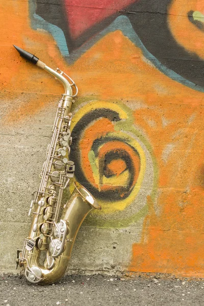 Saxofon cihlová zeď — Stock fotografie