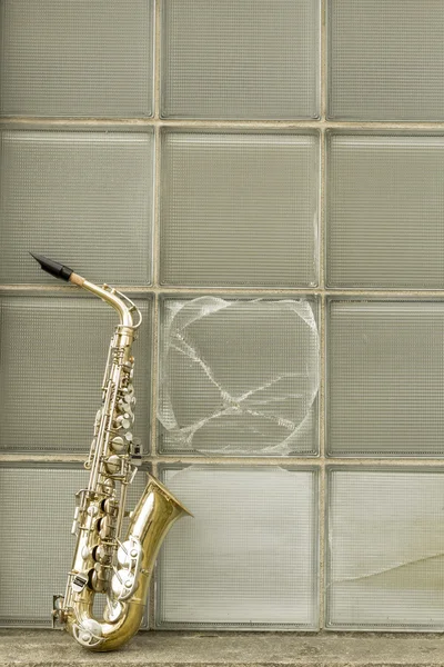Saxofoon bakstenen muur — Stockfoto