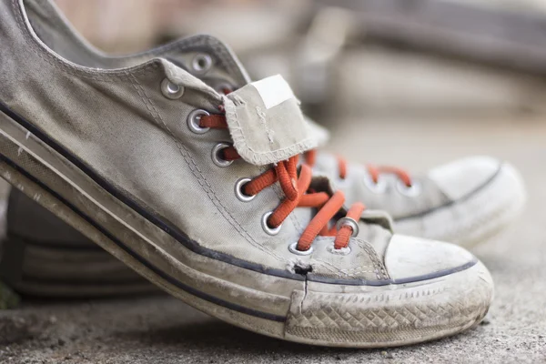 Старые ношенные кроссовки — стоковое фото