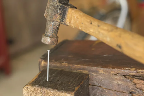 Tres clavos y martillo — Foto de Stock