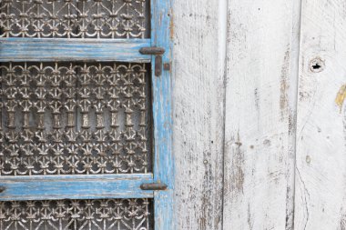 Yıpranmış mavi perde