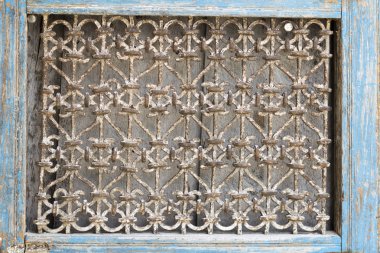 Yıpranmış mavi perde