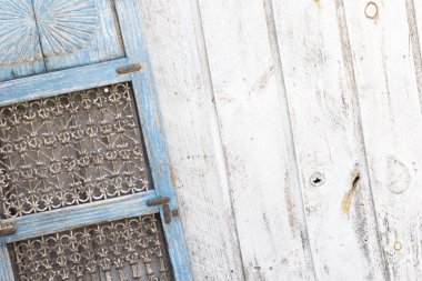 Yıpranmış mavi perde