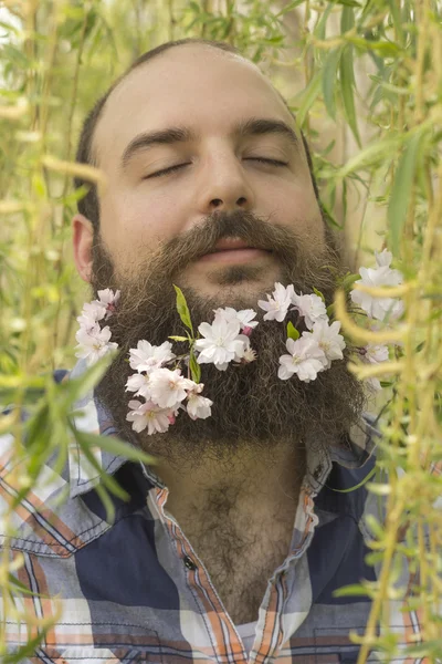 Γενειοφόρος άνδρας λουλούδια — Φωτογραφία Αρχείου