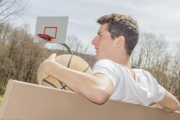 年轻男子篮球 — 图库照片