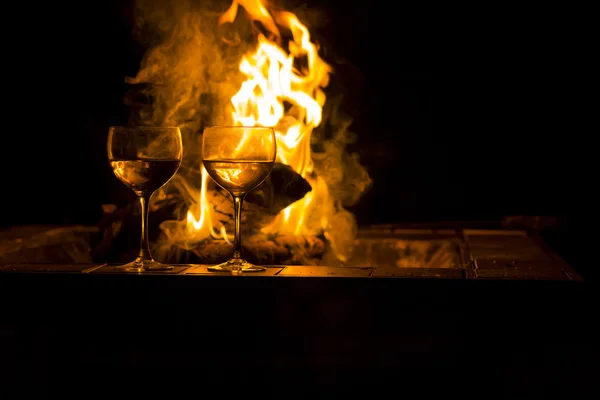Due bicchieri di vino fuoco — Foto Stock