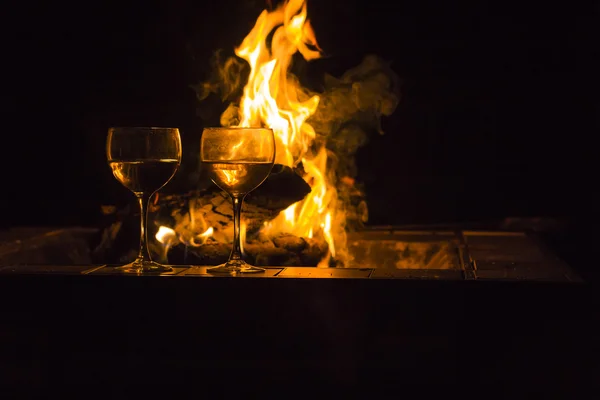 İki Şarap kadehi yangın — Stok fotoğraf