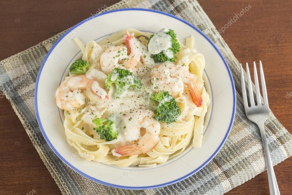 Fettuccine Alfredo Shrimp — Stock Photo © ezumeimages #72784899