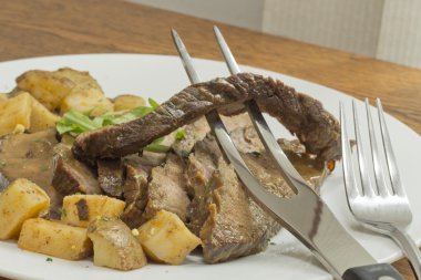 Dilimlenmiş biftek patates