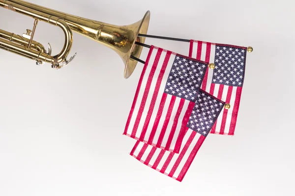アメリカの国旗のトランペット — ストック写真