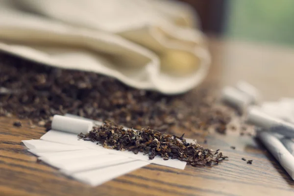 Rolling Cigarettes — Stock Photo, Image