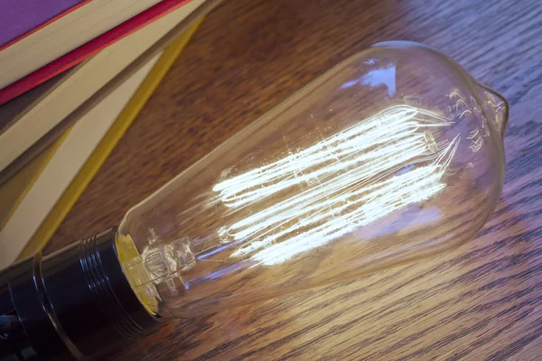 Bücher über Edison Glühbirnen — Stockfoto