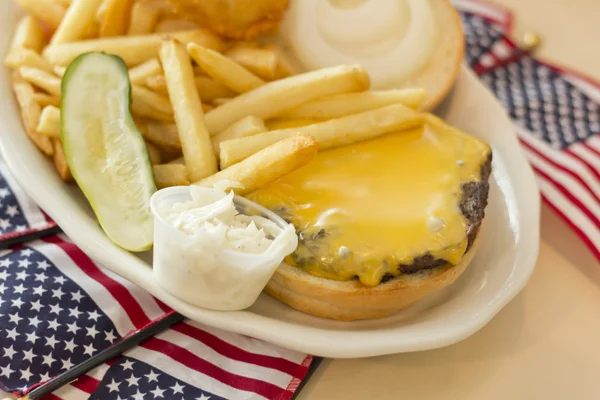 Amerikai zászló sajtburger — Stock Fotó