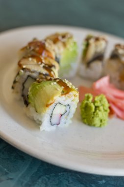 Avokado yılan balığı suşi Yengeç