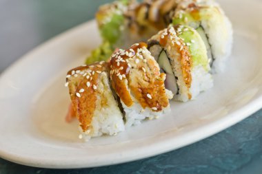 Avokado yılan balığı suşi Yengeç