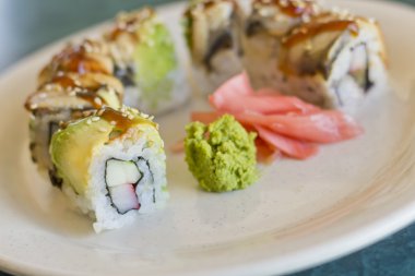 Avokado yılan balığı suşi Yengeç