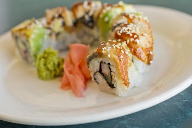 Avokado yılan balığı suşi Yengeç