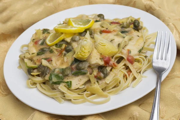 Kurczak Piccata Linguine — Zdjęcie stockowe