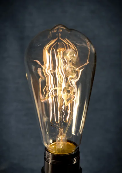 Skelett fångade glödlampa — Stockfoto
