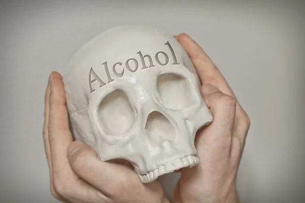 Алкоголь с гравировкой черепа — стоковое фото
