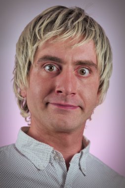 Aptal adam sırıtarak