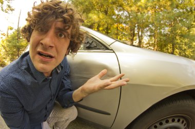 Araba kazasında yüz ifadesi