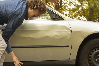 Araba kazasında yüz ifadesi