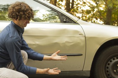 Araba kazasında yüz ifadesi