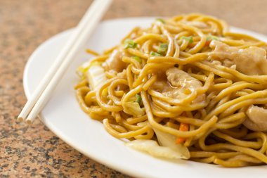 tavuk Çin lo mein