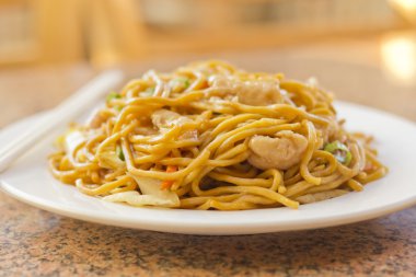 tavuk Çin lo mein