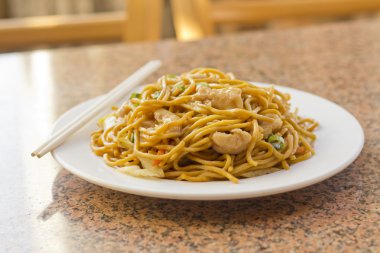 tavuk Çin lo mein