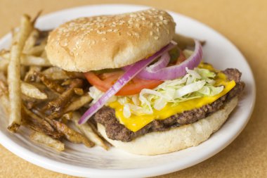 Çizburger ev yapımı patates kızartması