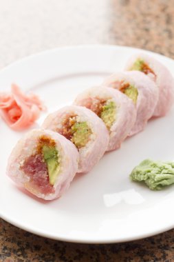 Ton balığı avokado pembe suşi
