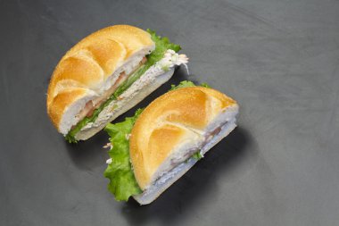 Deniz ürünleri salatası sandviçi