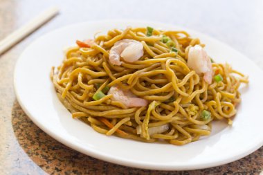 Karides Çince Lo Mein