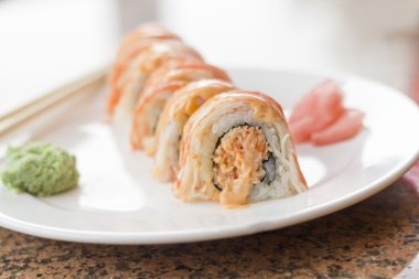 Baharatlı Yengeç suşi Roll