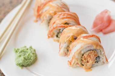 Baharatlı Yengeç suşi Roll