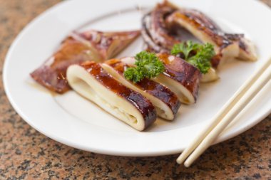 Bütün pişmiş kalamar kalamar