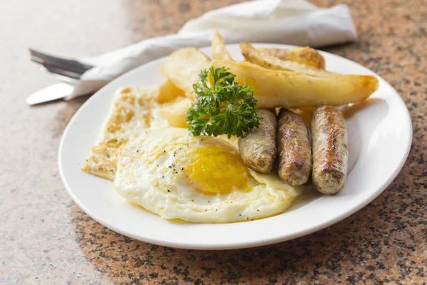 Gebakken eieren worst huis frietjes — Stockfoto