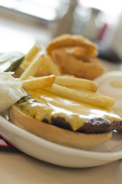 Cheeseburger frites oignon anneaux — Photo