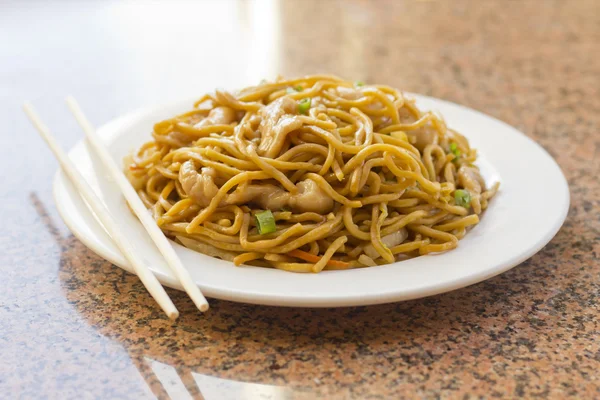 Chiński kurczaka lo mein — Zdjęcie stockowe